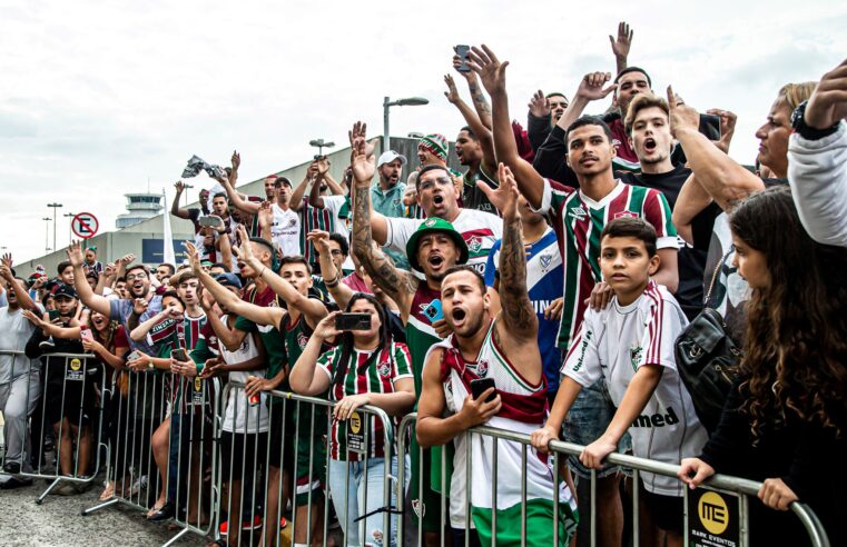 Torcida do Fluminense recepciona o clube no Galeão antes de viagem para o Paraguai