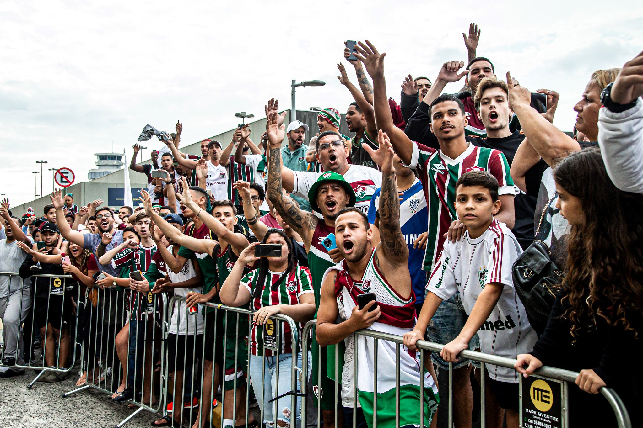 Torcida do Fluminense recepciona o clube no Galeão antes de viagem para o Paraguai