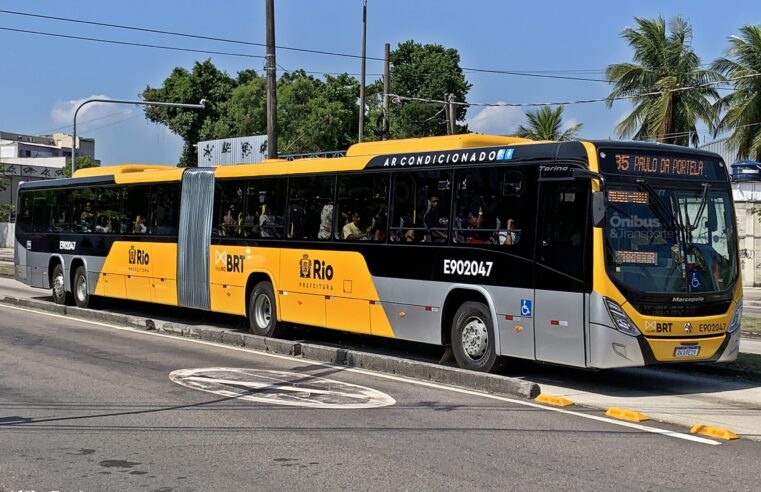 Eduardo Paes mostra novo BRT saindo da fábrica e agradece Lula