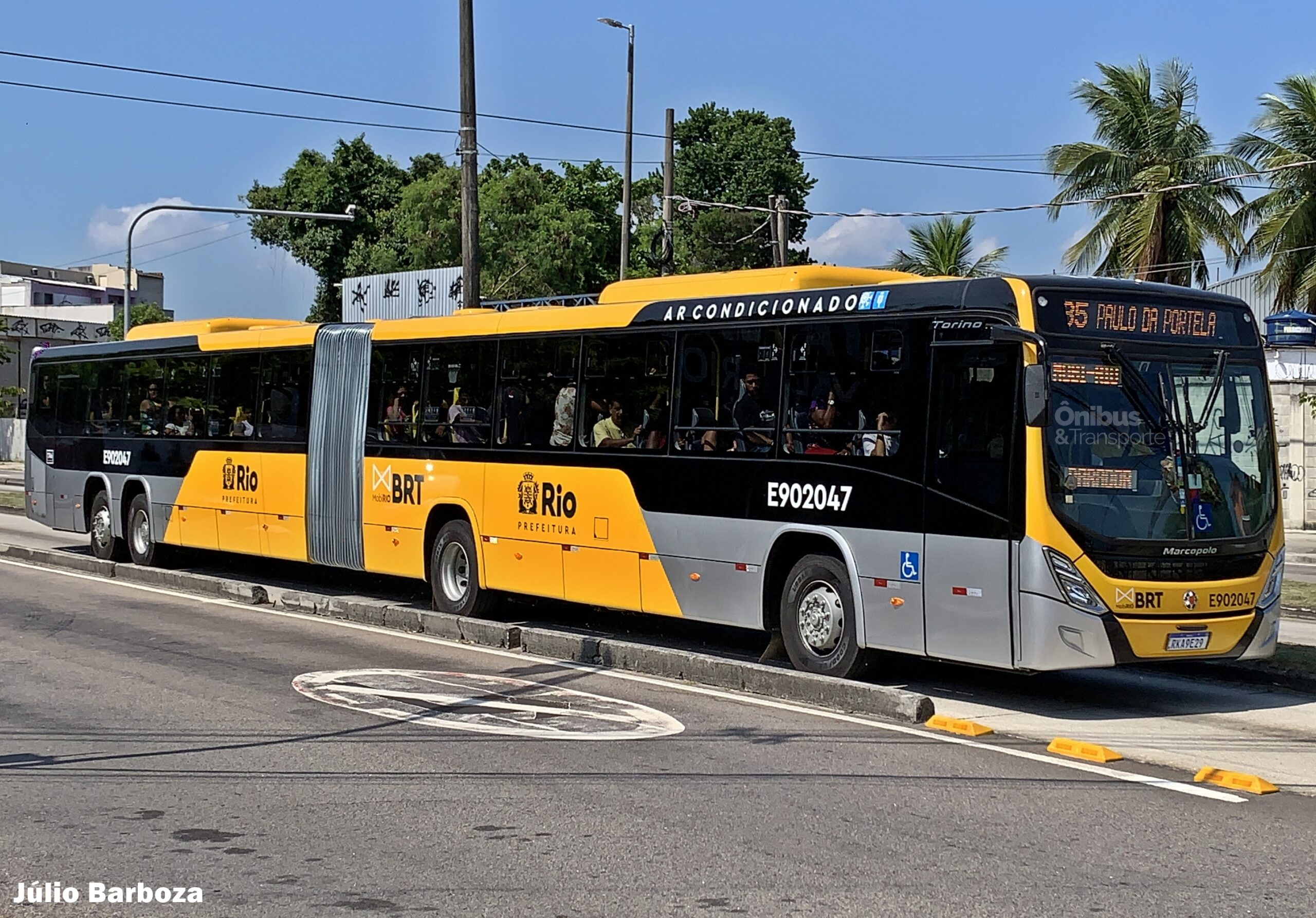 Eduardo Paes mostra novo BRT saindo da fábrica e agradece Lula