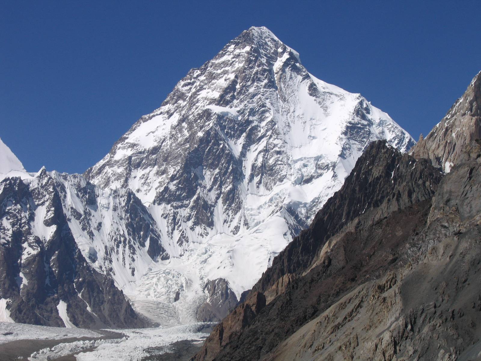 Alpinista morre e é deixado por colegas em uma das montanhas mais altas do mundo no Himalaia