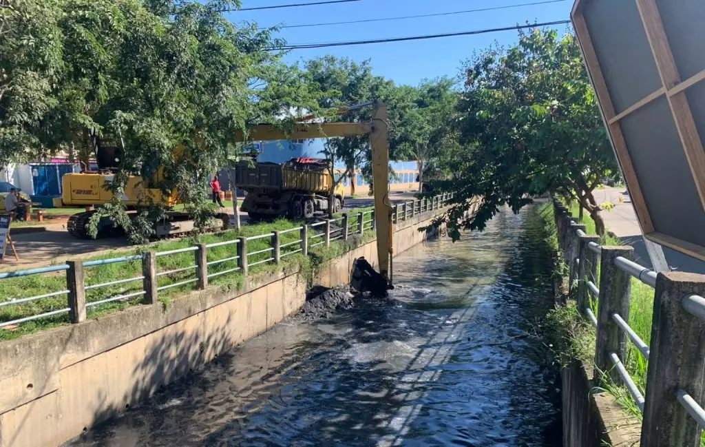 Rio-Águas retira cerca de 18 mil toneladas de lixo de rios da Zona Oeste