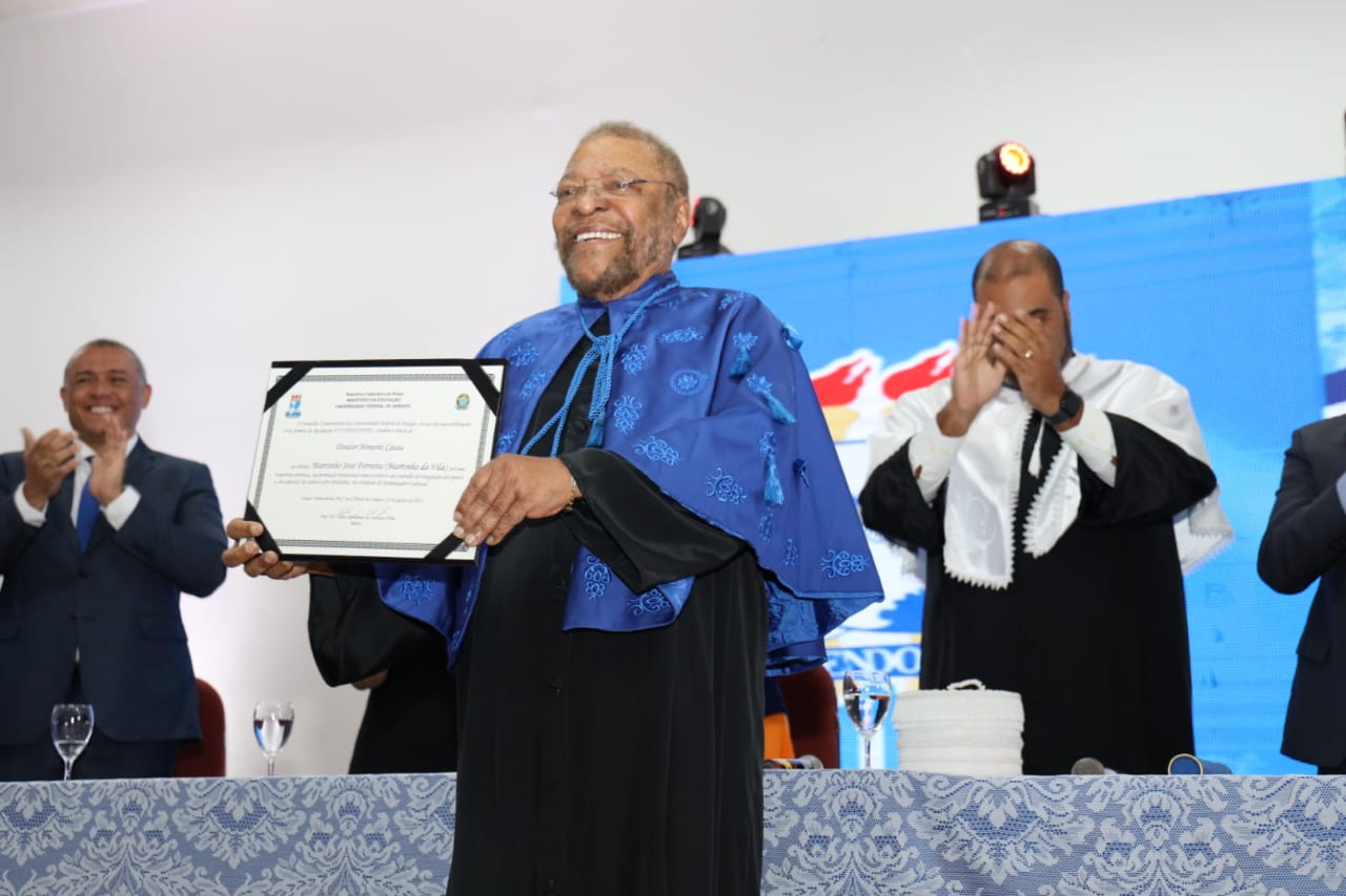 Martinho da Vila é condecorado com título de Doutor Honoris Causa da UFS