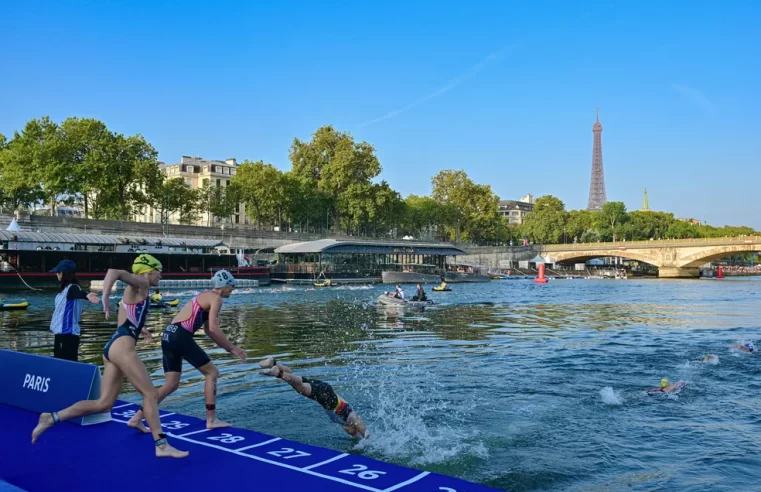 Atletas nadam no rio Sena em evento teste para as Olimpíadas de Paris