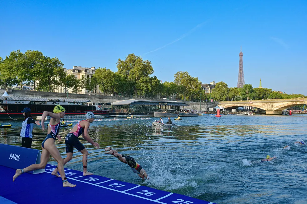 Atletas nadam no rio Sena em evento teste para as Olimpíadas de Paris