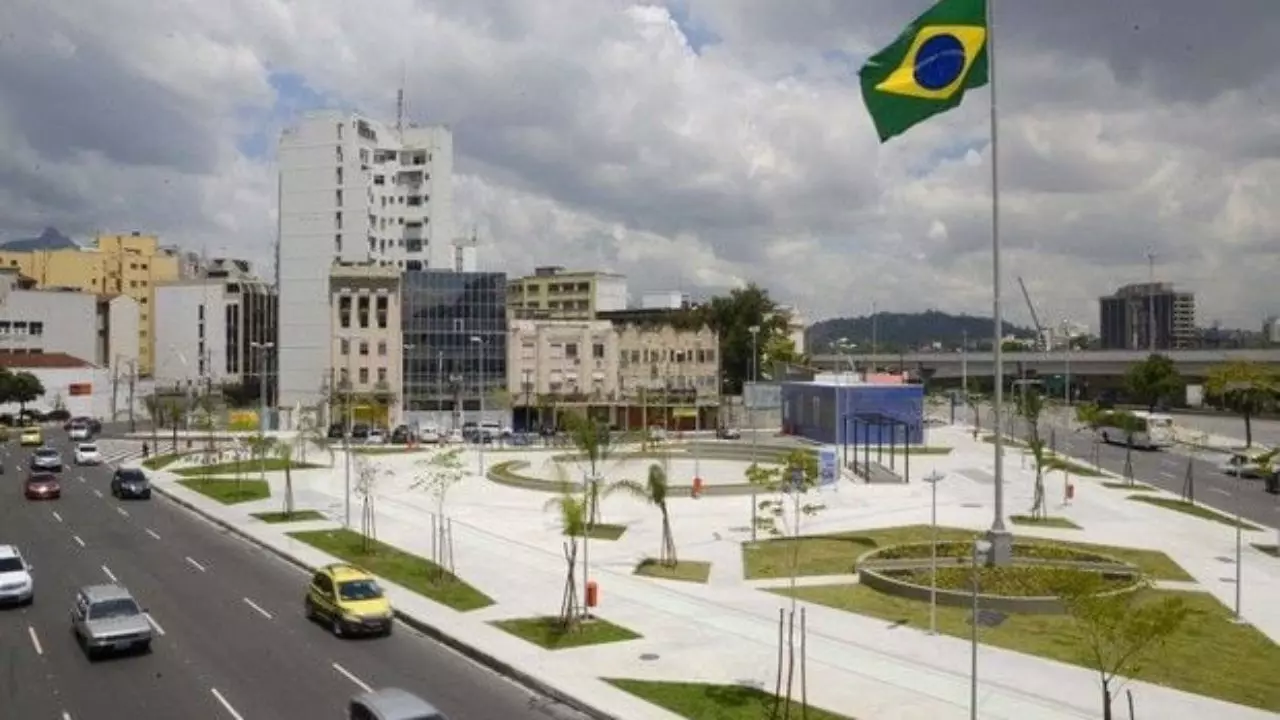 Obra para ajuste da agulha na Praça da Bandeira conta com esquema de trânsito