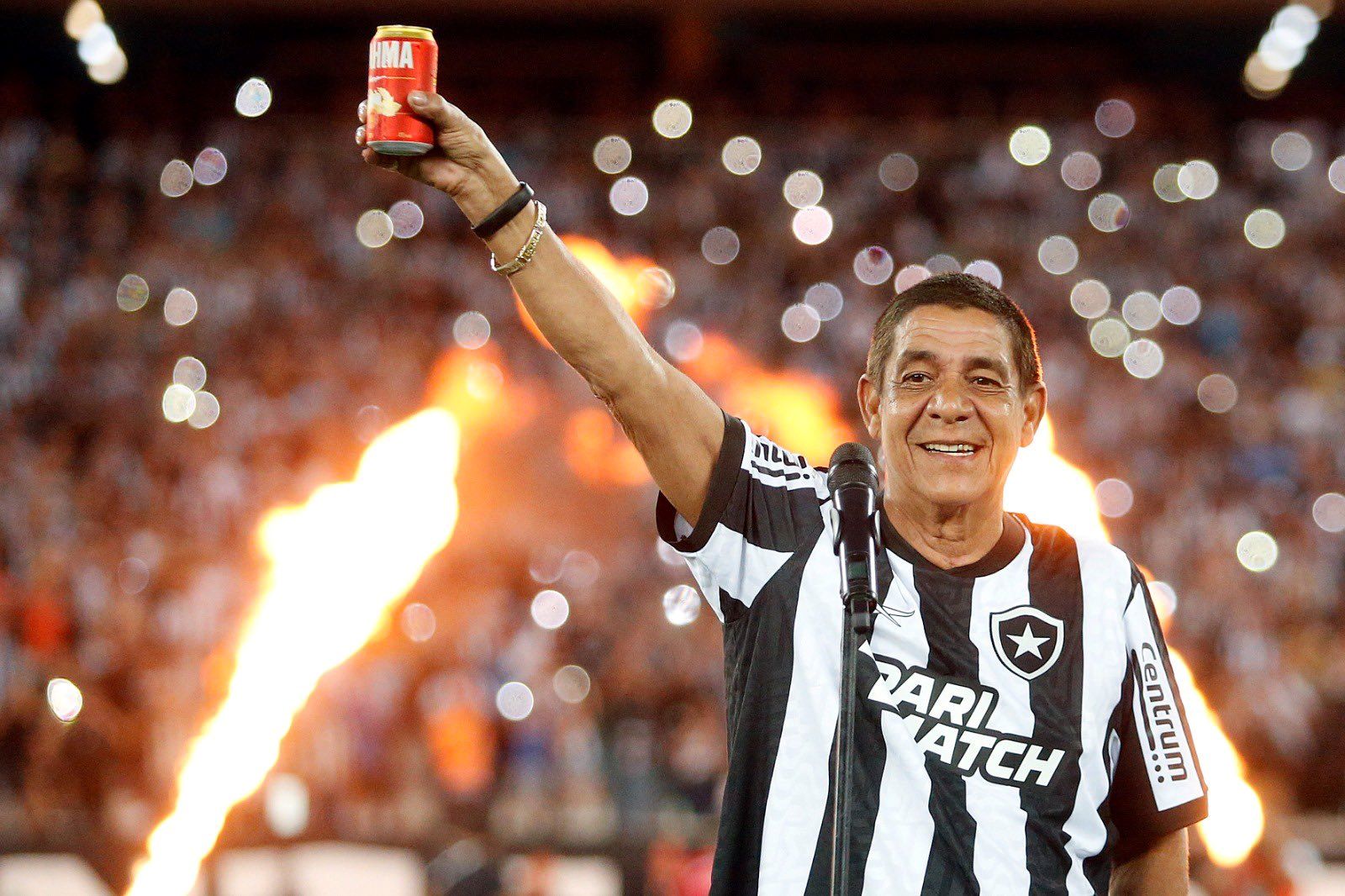 Zeca Pagodinho abandona jogo do Botafogo no intervalo alegando dar azar ao clube