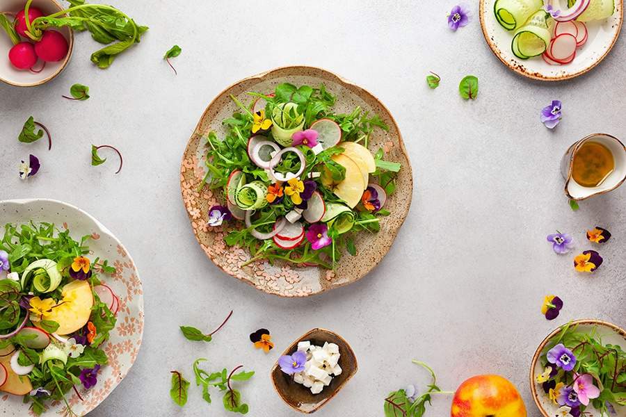 Flores comestíveis fazem sucesso em saladas e geleias