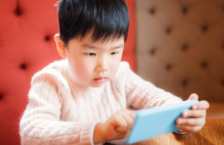 China quer limitar o horário das crianças nos celulares