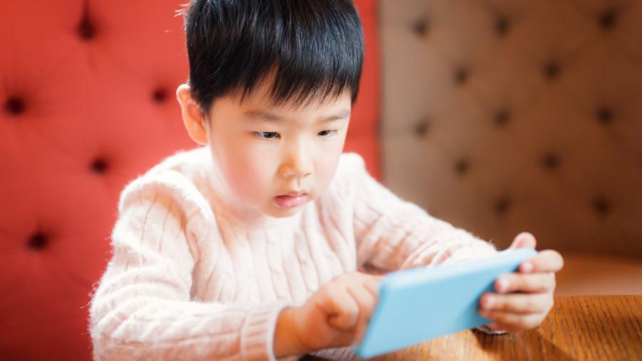 China quer limitar o horário das crianças nos celulares