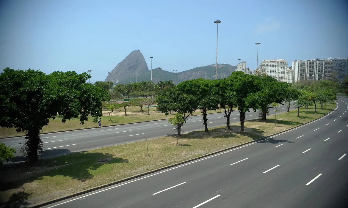 Qualidade do asfalto do Aterro do Flamengo gera medo de acidentes em motoristas