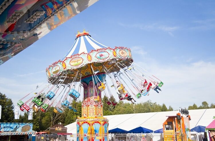 Brinquedo falha e arremessa pessoas em parque de diversões na Bélgica