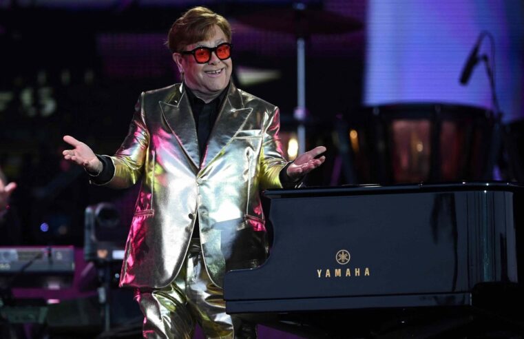 Elton John é levado à hospital após acidente doméstico na França