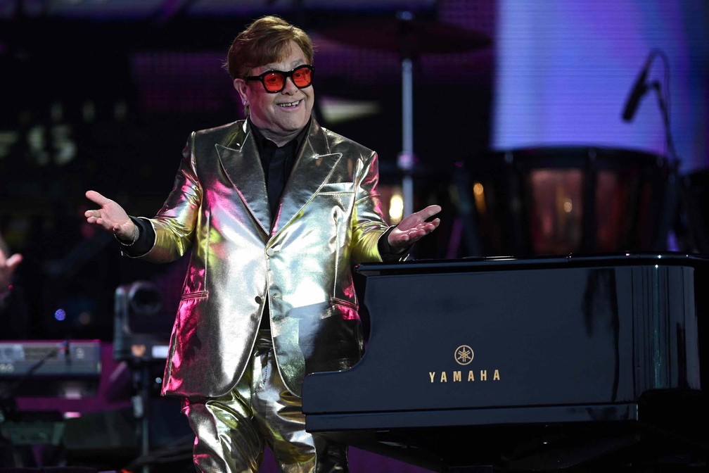 Elton John é levado à hospital após acidente doméstico na França