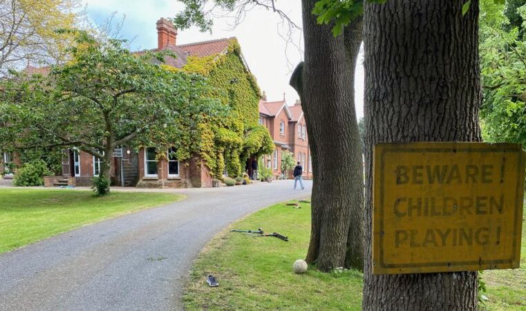 Escola britânica centenária tem alunos que decidem regras e o que querem estudar