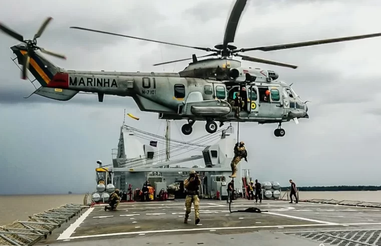 Helicóptero da Marinha cai com quatorze militares e deixa dois mortos