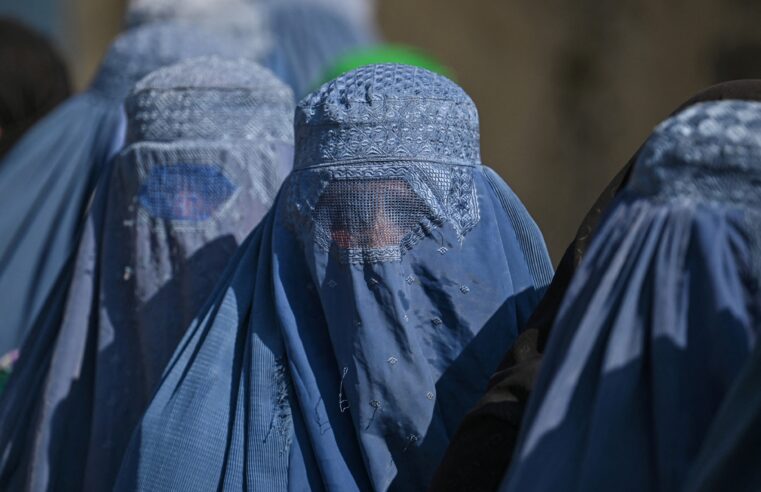 Uma mulher tira a própria vida por dia no Afeganistão dois anos após tomada do Talibã