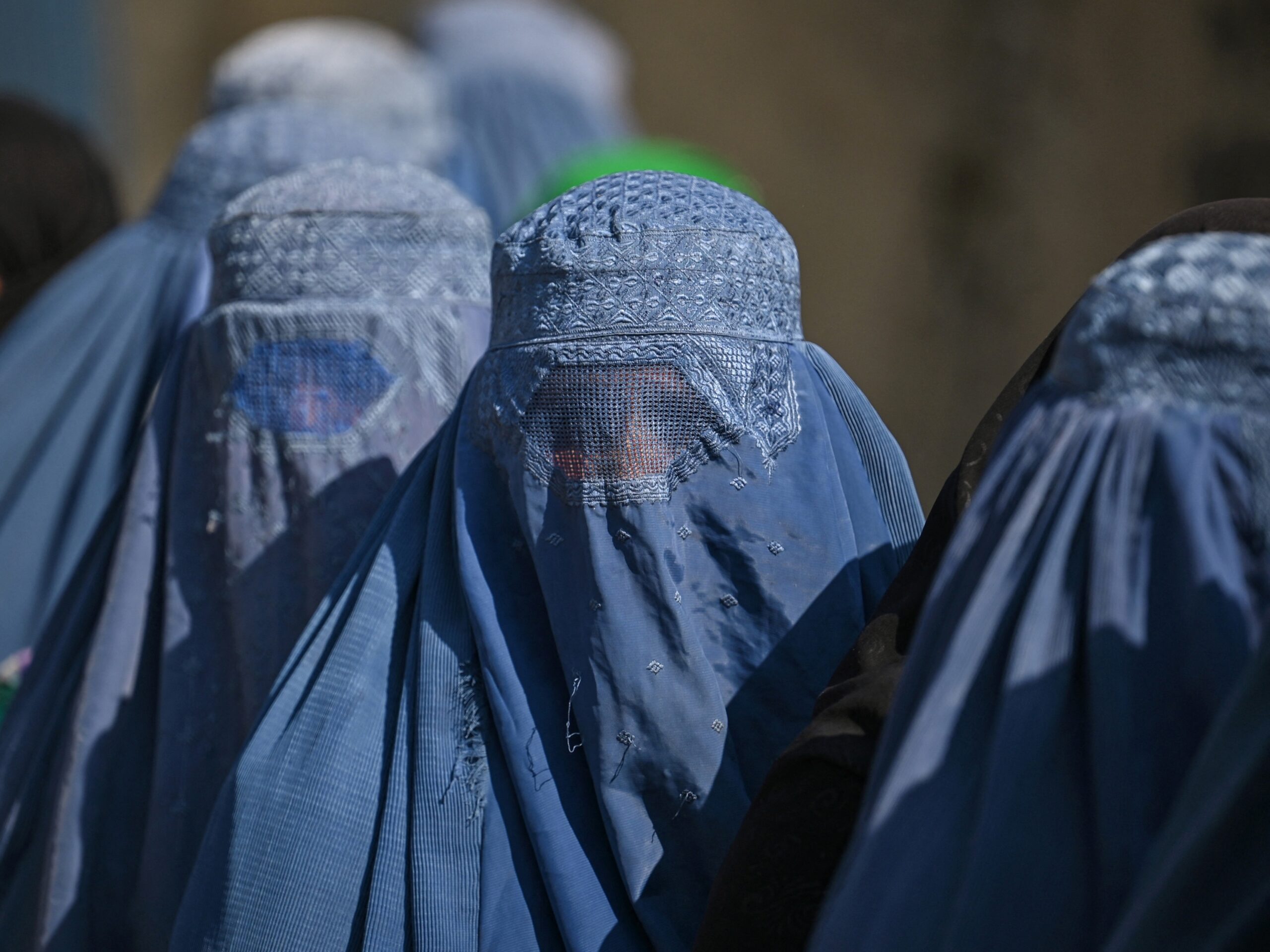 Uma mulher tira a própria vida por dia no Afeganistão dois anos após tomada do Talibã