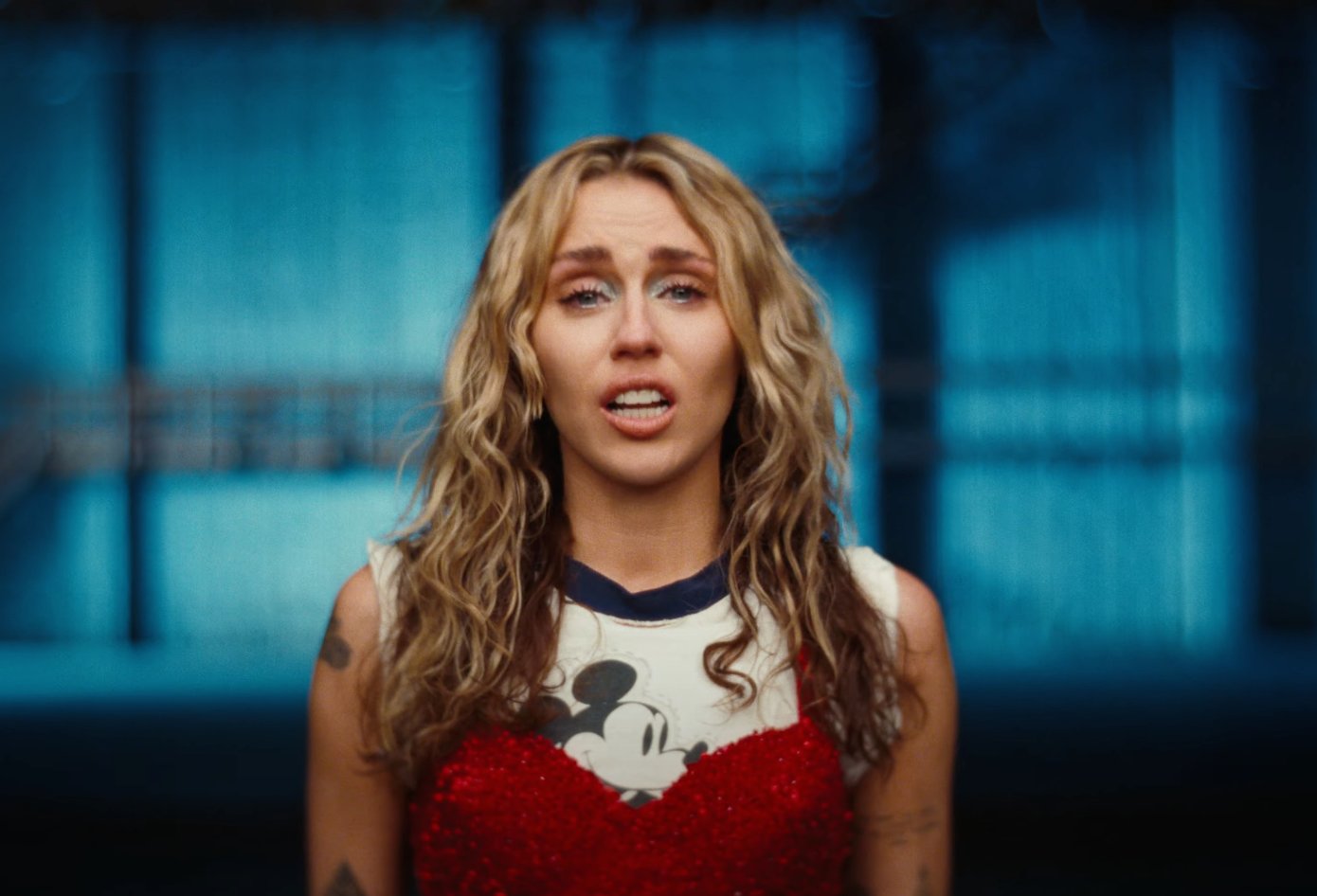 Miley Cyrus lança novo clipe hoje ‘Used to Be Young’