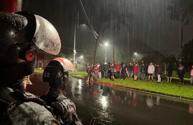 Torcedores do Flamengo protestam contra Gabigol em frente a sua festa