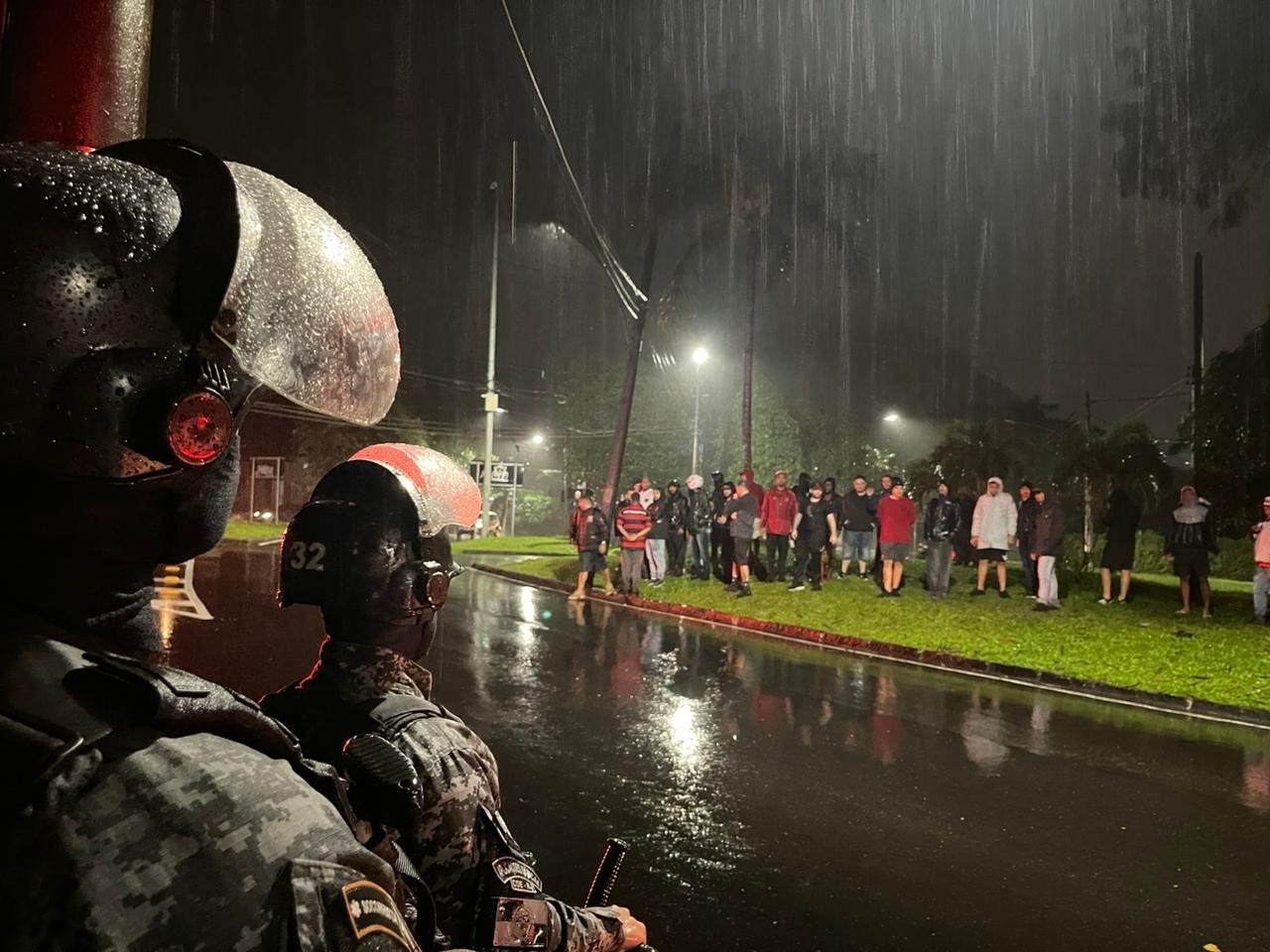 Torcedores do Flamengo protestam contra Gabigol em frente a sua festa