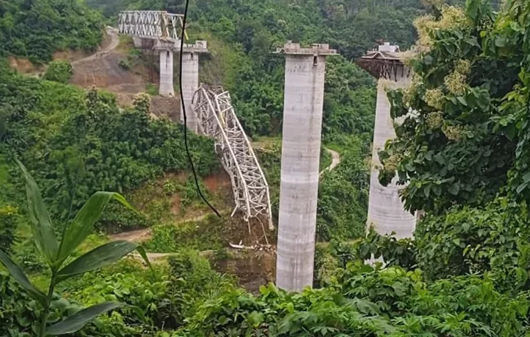 Desabamento de ponte em construção mata 17 pessoas na Índia