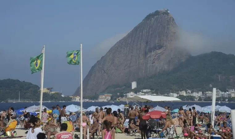 Praia do Flamengo bate recorde de balneabilidade positiva em julho