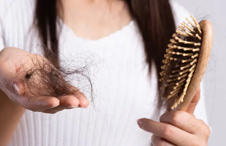 Falta de nutrientes é uma das principais causas para queda de cabelo