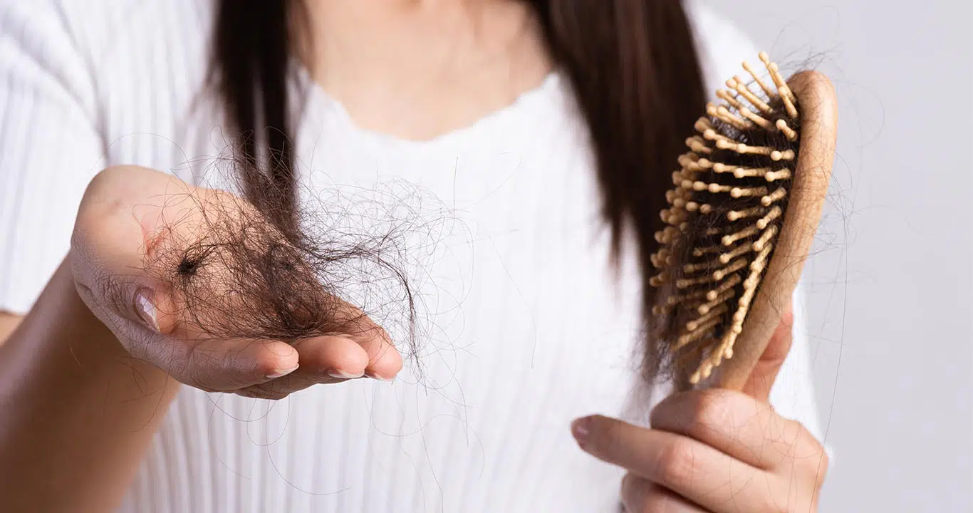 Falta de nutrientes é uma das principais causas para queda de cabelo