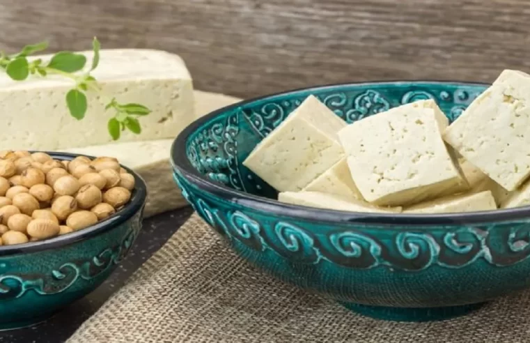 Tofu é pouco calórico e pode ajudar no alívio de sintomas da menopausa