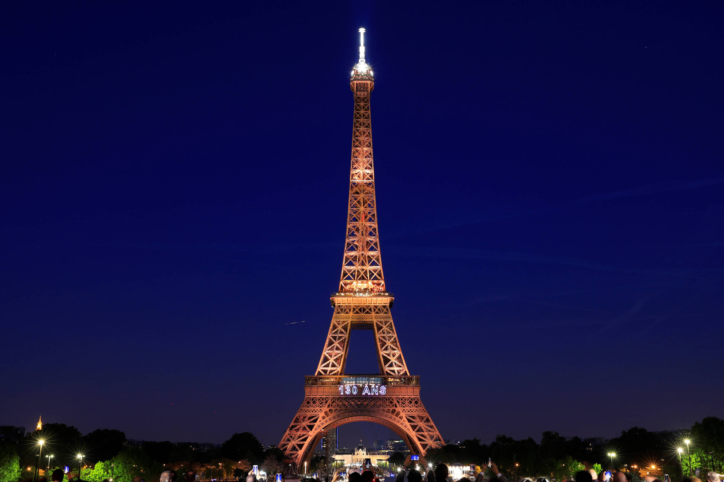 Turista mexicana denuncia estupro coletivo na Torre Eiffel