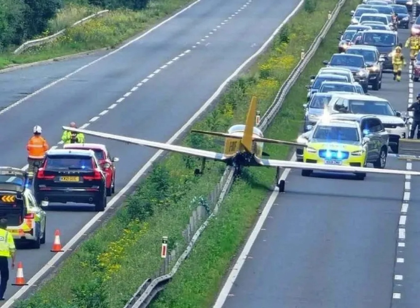 Avião faz pouso de emergência em rodovia movimentada na Inglaterra