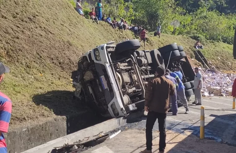 Caminhão de paçoca tomba na BR-040 e conteúdo é saqueado