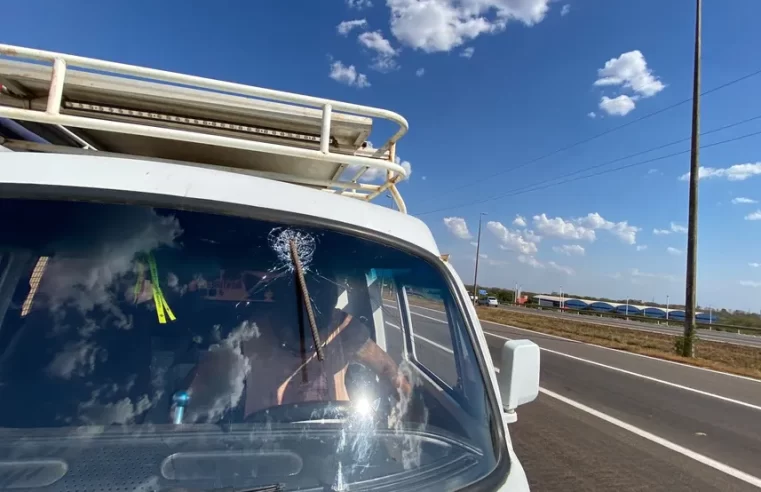 Barra de ferro voa em estrada e acerta parabrisa da kombi de casal