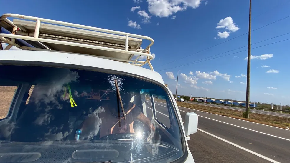 Barra de ferro voa em estrada e acerta parabrisa da kombi de casal