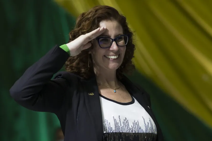 PF faz buscas em casa e gabinete da Deputada Carla Zambelli