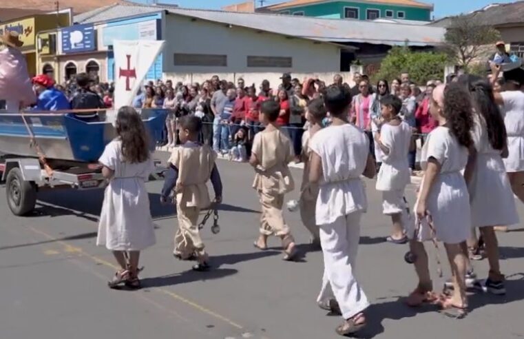 Ação contra o desfile que retratou crianças como escravizadas é suspensa