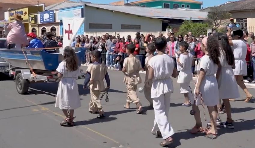 Ação contra o desfile que retratou crianças como escravizadas é suspensa