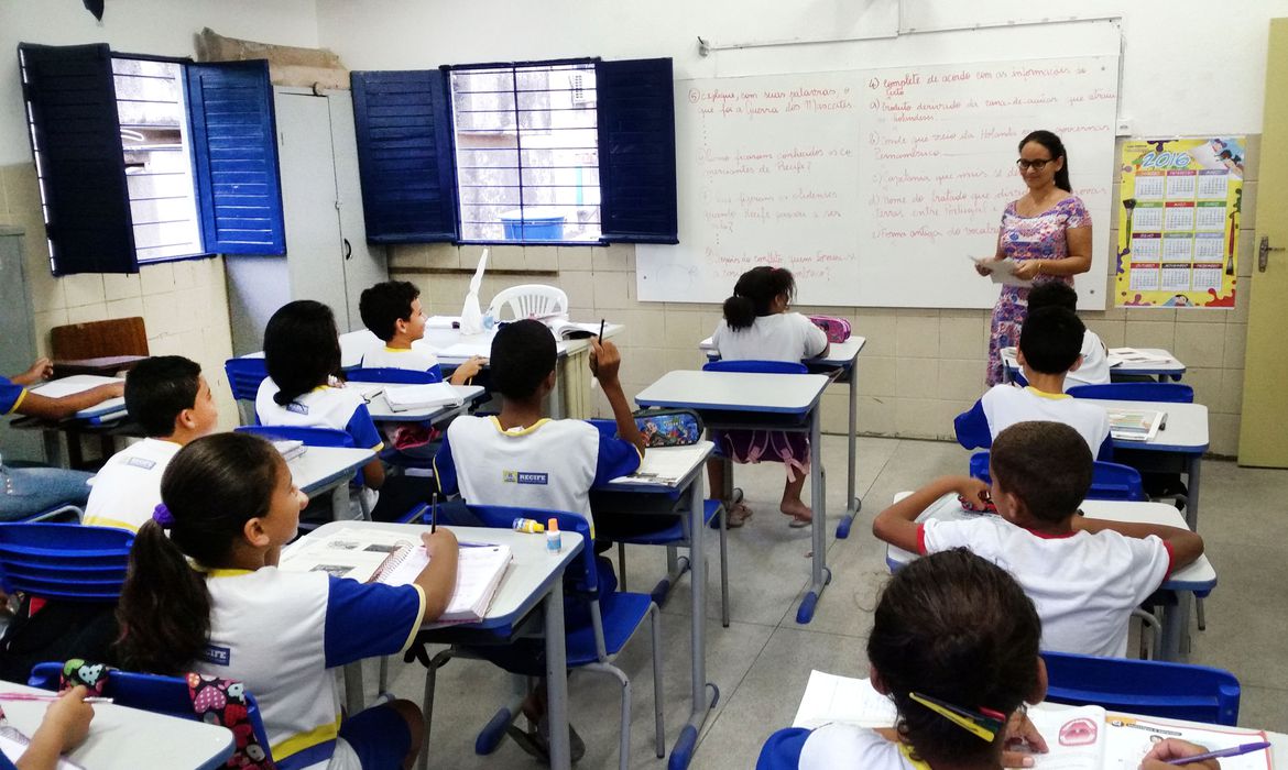 Alerj pode aprovar proposta que monitora professores e alunos com câmeras semelhantes às de policiais