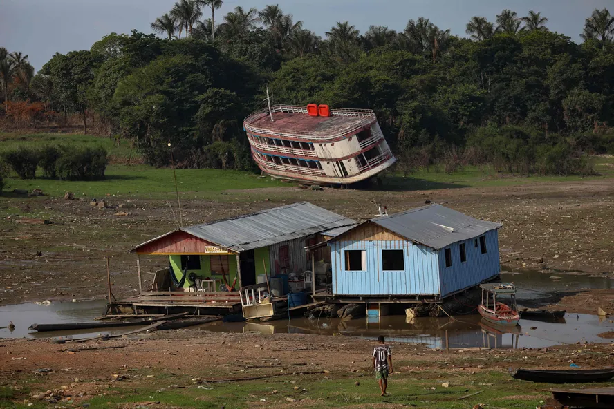 Governo faz força-tarefa com cestas básicas e água para enfrentar seca na Amazônia