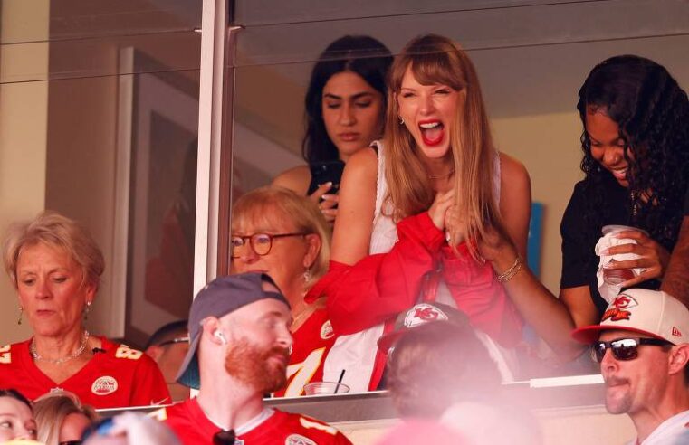 Taylor Swift assite jogo da NFL em meio a boatos de relacionamento com Travis Kelce