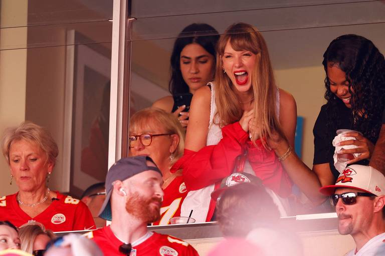 Taylor Swift assite jogo da NFL em meio a boatos de relacionamento com Travis Kelce