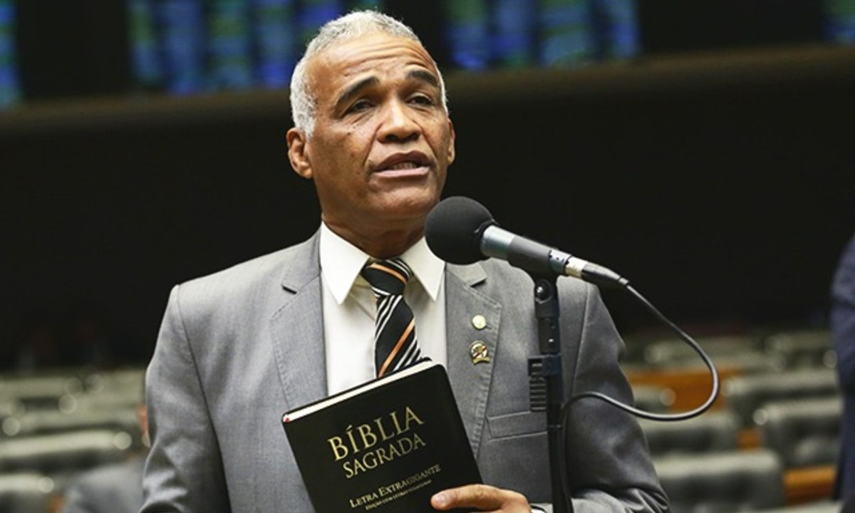 Deputado faz discurso transfóbico e nega ter sido desrespeitoso com uma parlamentar