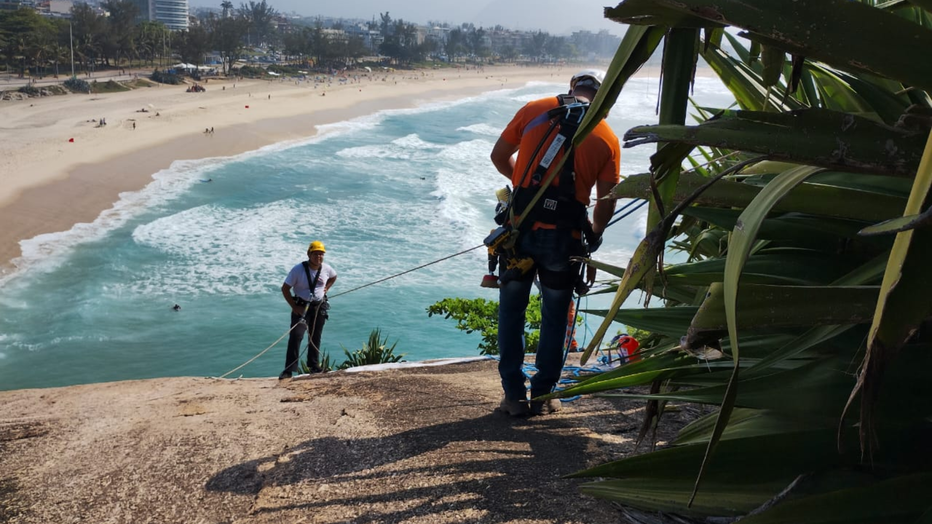 Comlurb realiza limpeza de pichação na Pedra do Pontal, no Recreio