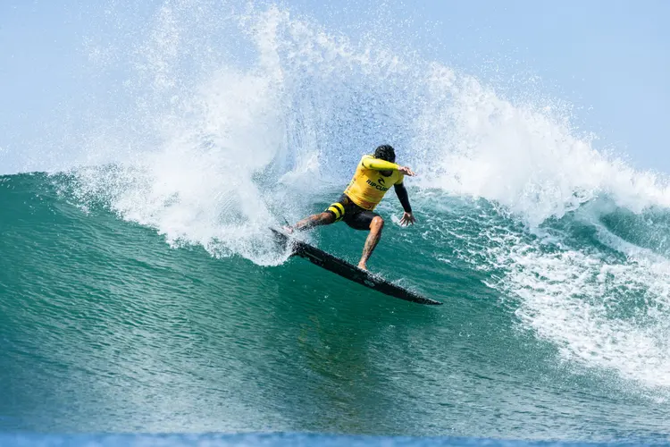 Filipe Toledo é bicampeão mundial de surfe