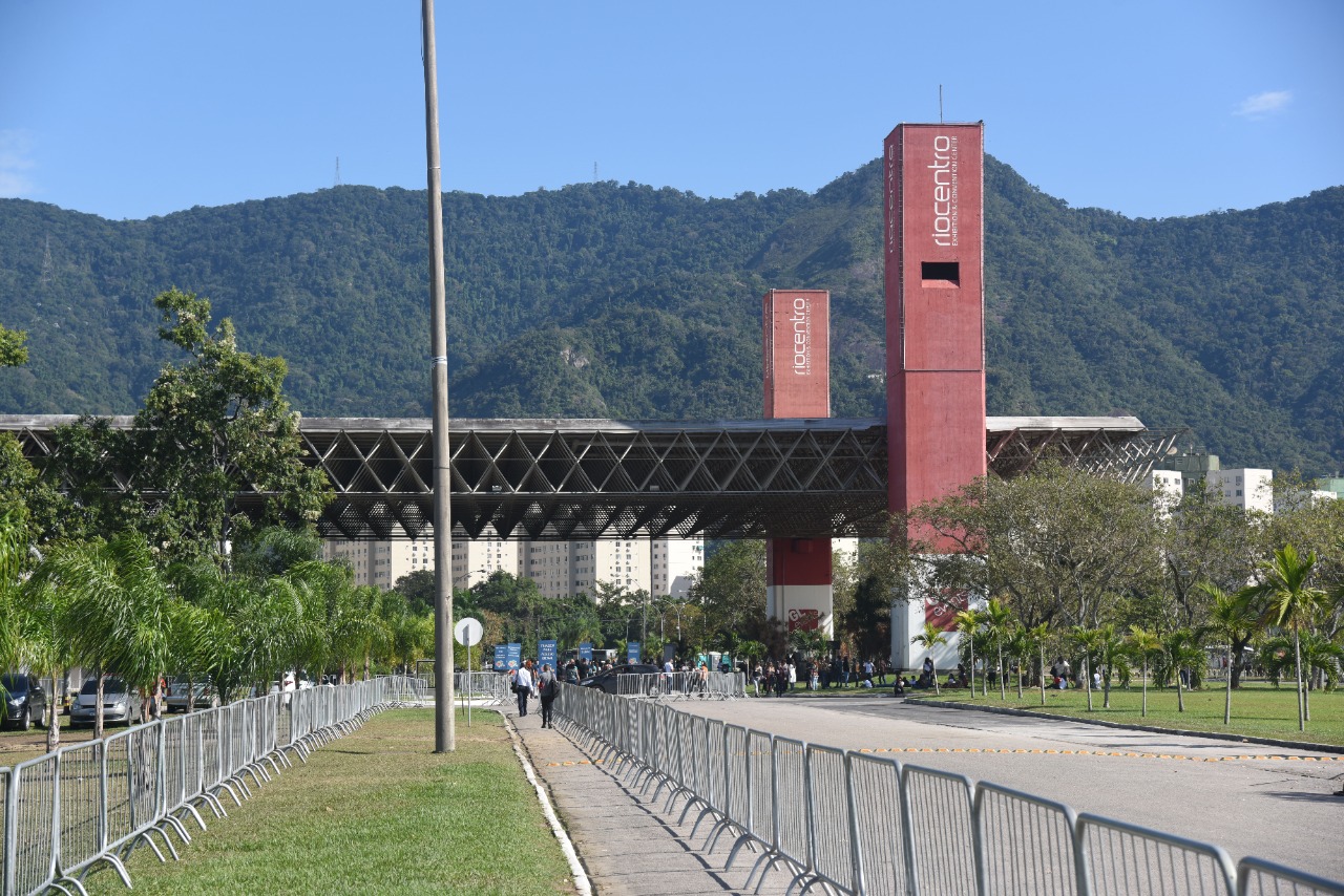 Comlurb garante limpeza ao redor do Riocentro durante a Bienal do Livro