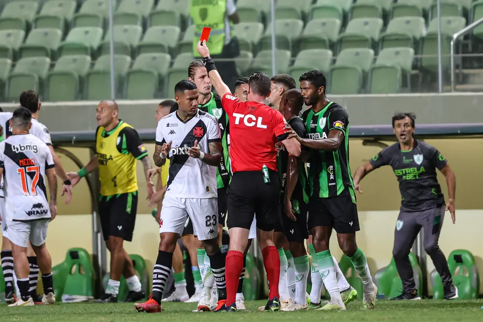 Dirigente do América-MG sugere favorecimento para que o Vasco não seja rebaixado 