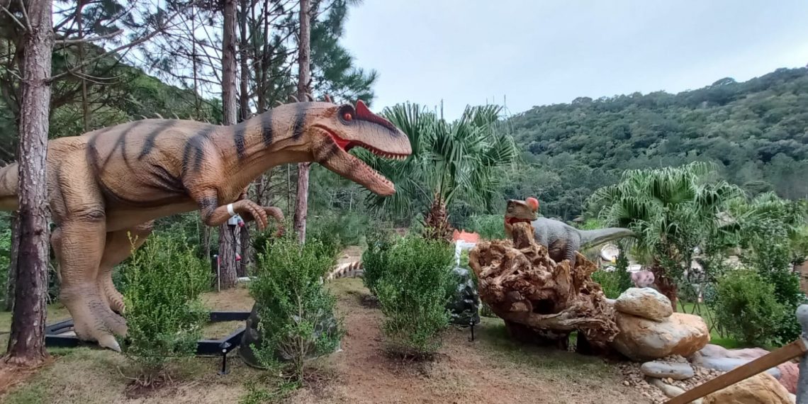 Maior parque de dinossauro do Brasil é inaugurado em Santa Catarina