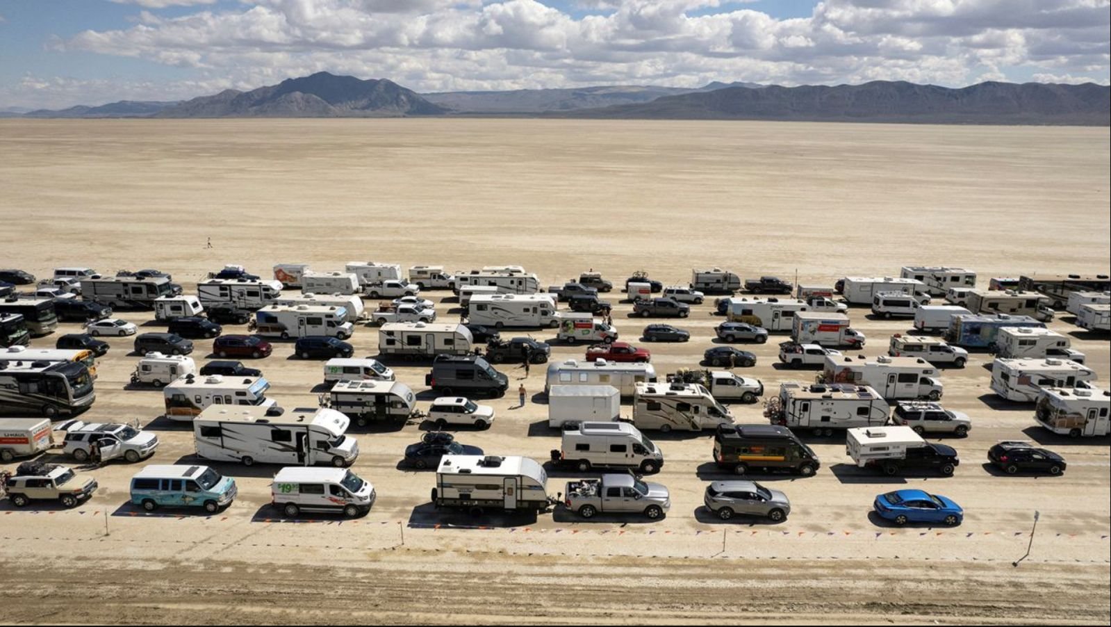 Saída do Burning gera engarrafamento de 7 horas no deserto e causa revolta