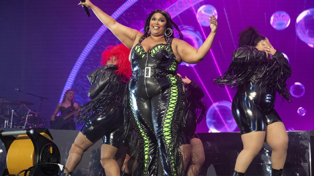 Lizzo é acusada por ambiente de trabalho gordofóbico, racista e ilegal